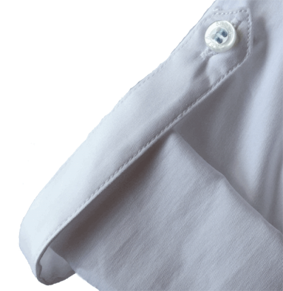 シャツは、胸元にワンポイントがある伸縮性のある白いシャツです。気温に応じて、 ボタンが付いているので、半袖に袖を下りあげる事が出来ます。
