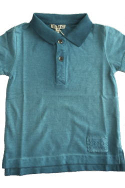 これはターコイズです。ユーズド加工されたカラフルなポロシャツです。襟裏にはロゴが入っていて、
細部までおしゃれな商品です。