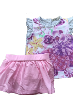 夏らしい柄のTシャツとインナーパンツが付いたピンクのフレアスカートのセットアップです。