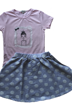 ピンクの女の子のプリントTシャツとグレーのジャージ生地のドットスカートのセットアップです。
